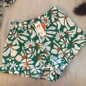 Floral high wasted shorts. Part of a 2 piece set